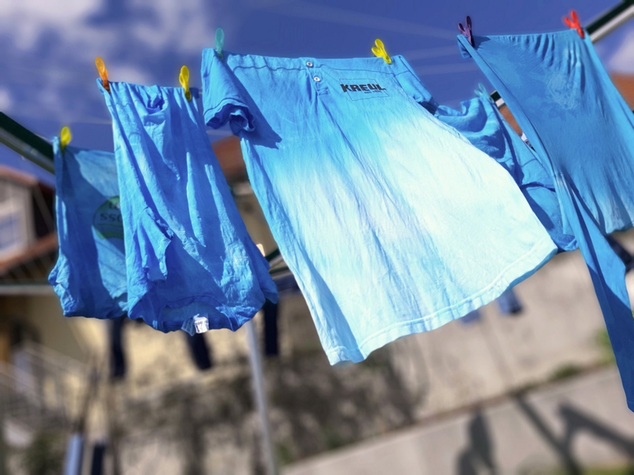 Mit Kreul Batikfarben eingefärbte Wäsche an der Wäscheleine im Wind.