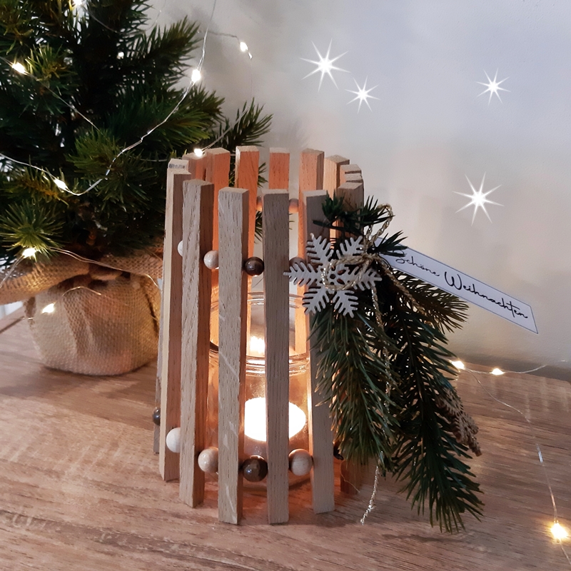 Windlicht aus Bastelklötzchen, weihnachtlich dekoriert