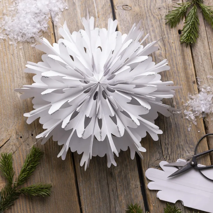 Paper Bag Schneeflocke_mit Tannenzweigen und Kunstschnee dekoriert