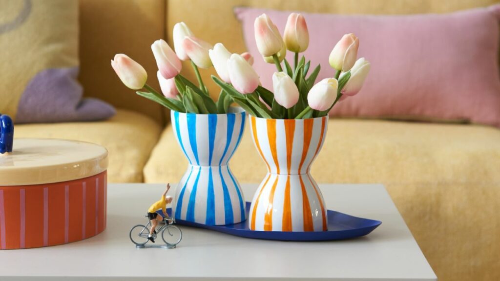 farbenfrohe Tassen-Vase mit Tulpen und Deko