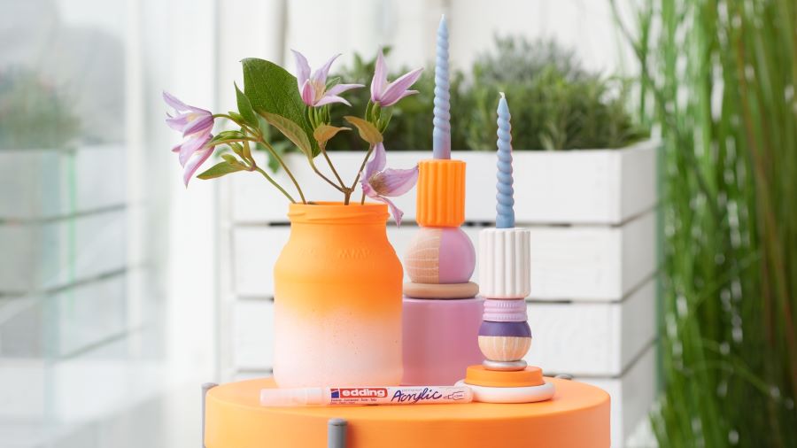 kunterbunter Kerzenhalter in zwei Varianten mit Blumenvase auf Tisch dekoriert
